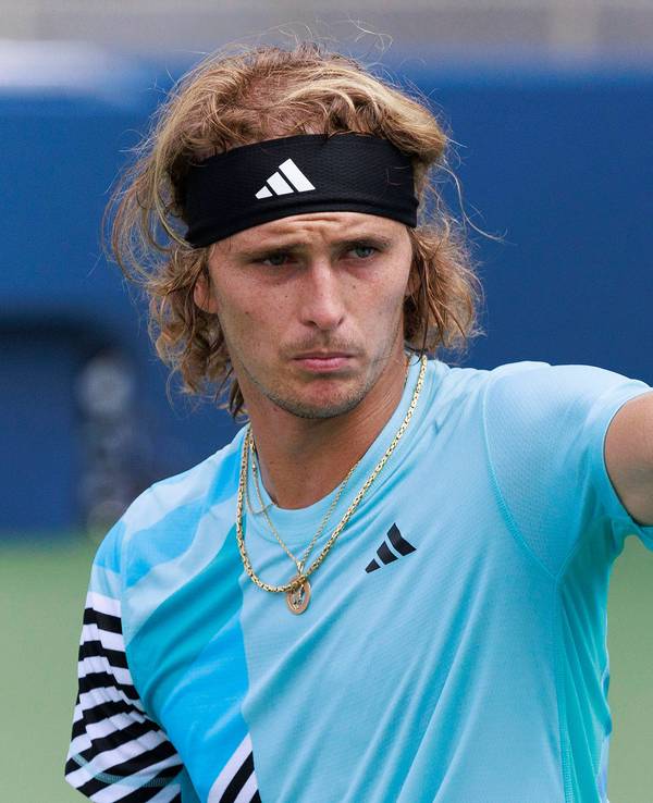 Alexander Zverev winkt den Zuschauern bei den US Open.
