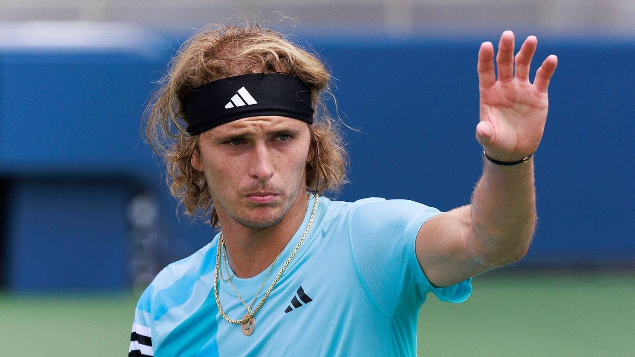 Alexander Zverev winkt den Zuschauern bei den US Open.