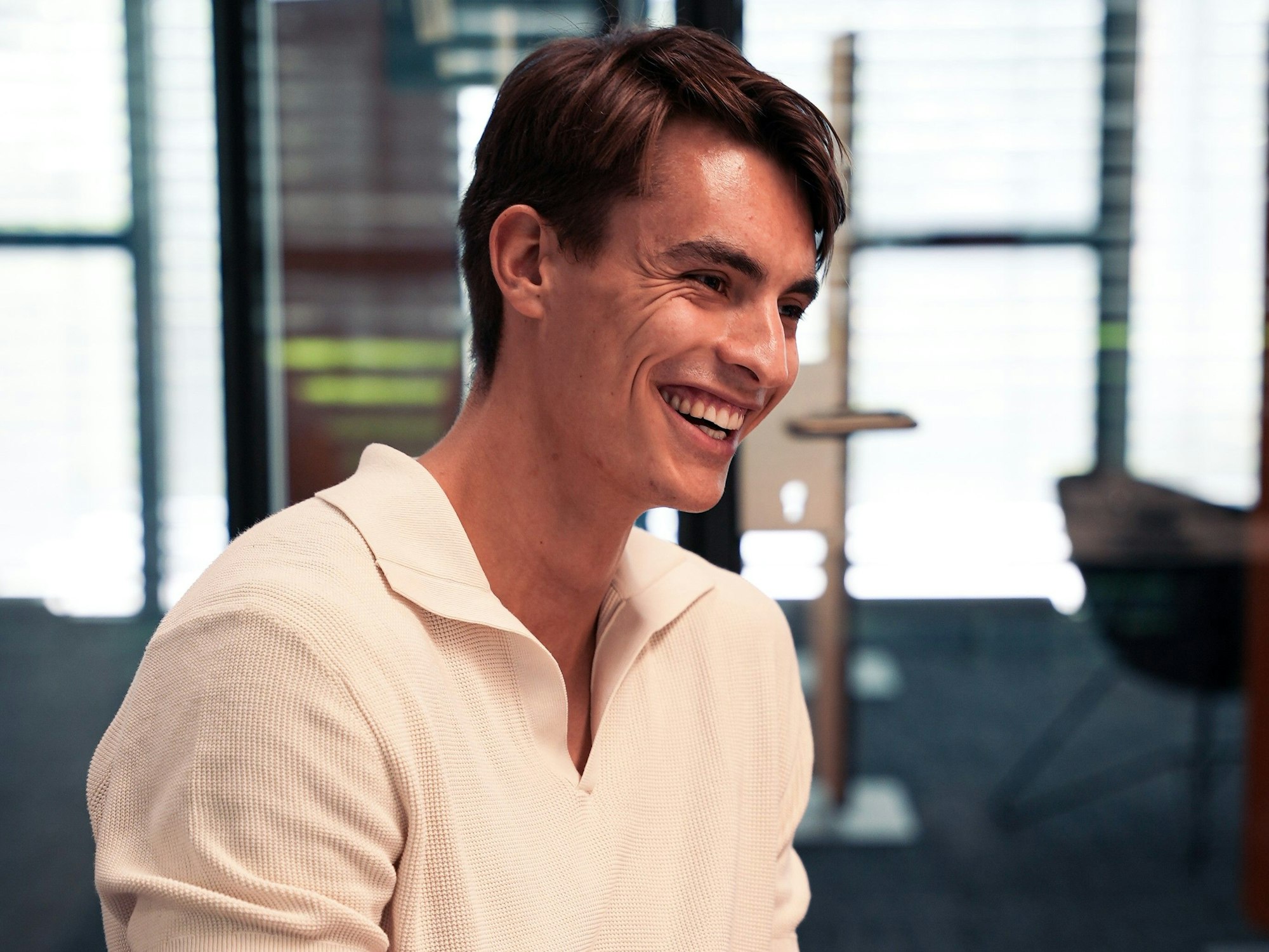 Handball-Nationalspieler Julian Köster lacht.