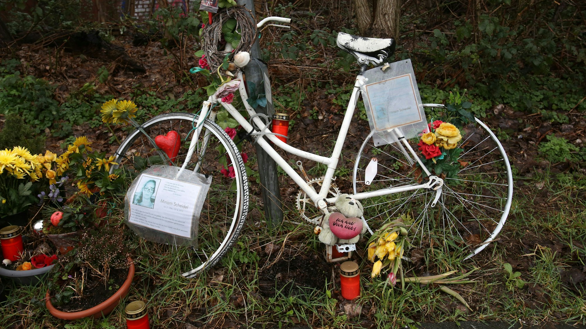 Die Unfallgedenkstelle am 27. Februar 2020 am Auenweg. Die junge Frau wurde dort 2015 Opfer eines Raserunfalls.