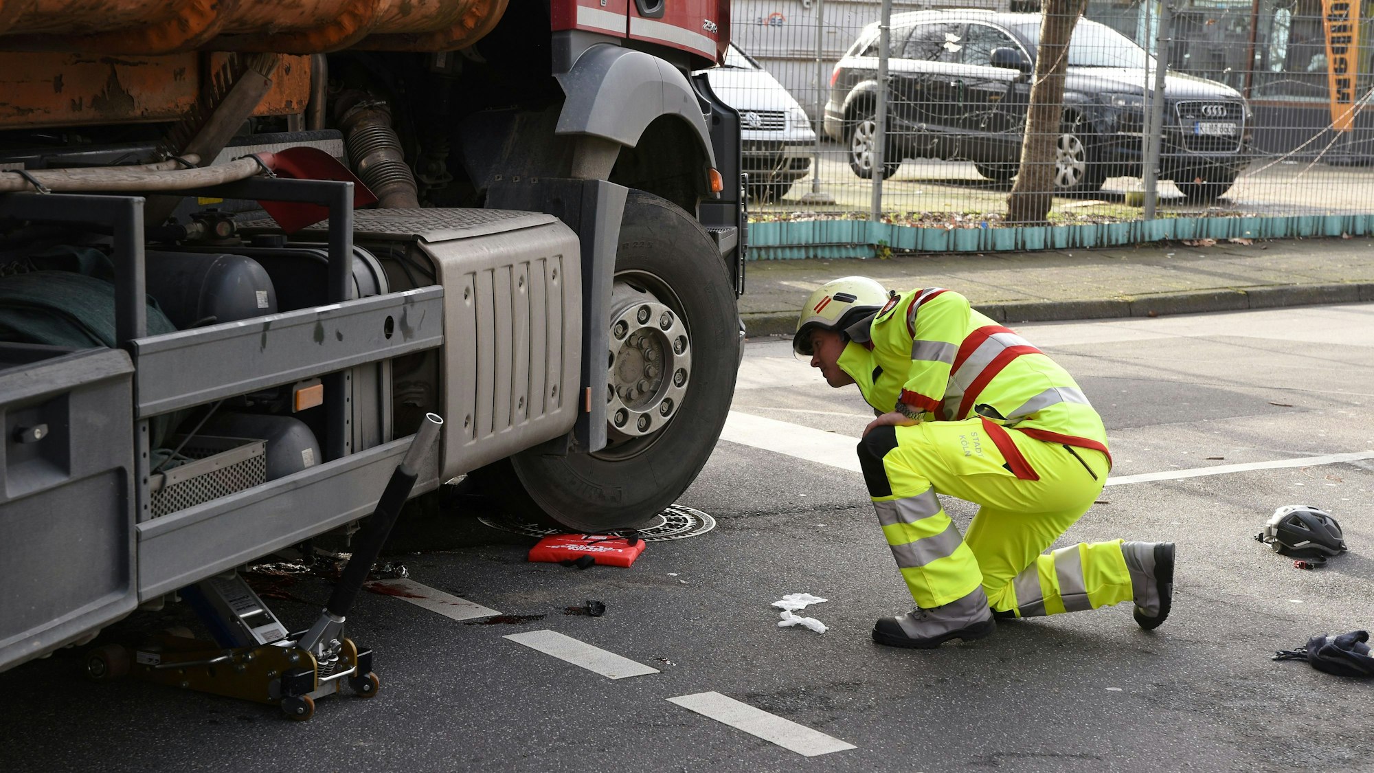 Ein Mann des Rettungsdienstes begutachtet einen Lkw nach einem Unfall.