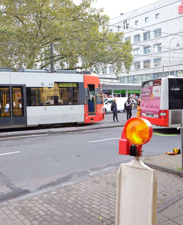 In der Kölner Innenstadt hat es am Mittwochabend (30. August) zwischen einem Linienbus und einer Stadtbahn gekracht. Es gab drei Verletzte.