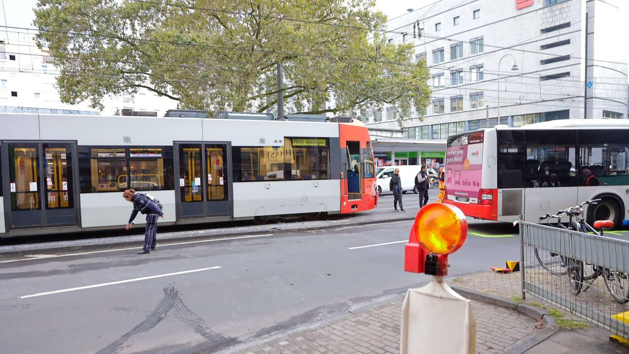 In der Kölner Innenstadt hat es am Mittwochabend (30. August) zwischen einem Linienbus und einer Stadtbahn gekracht. Es gab drei Verletzte.
