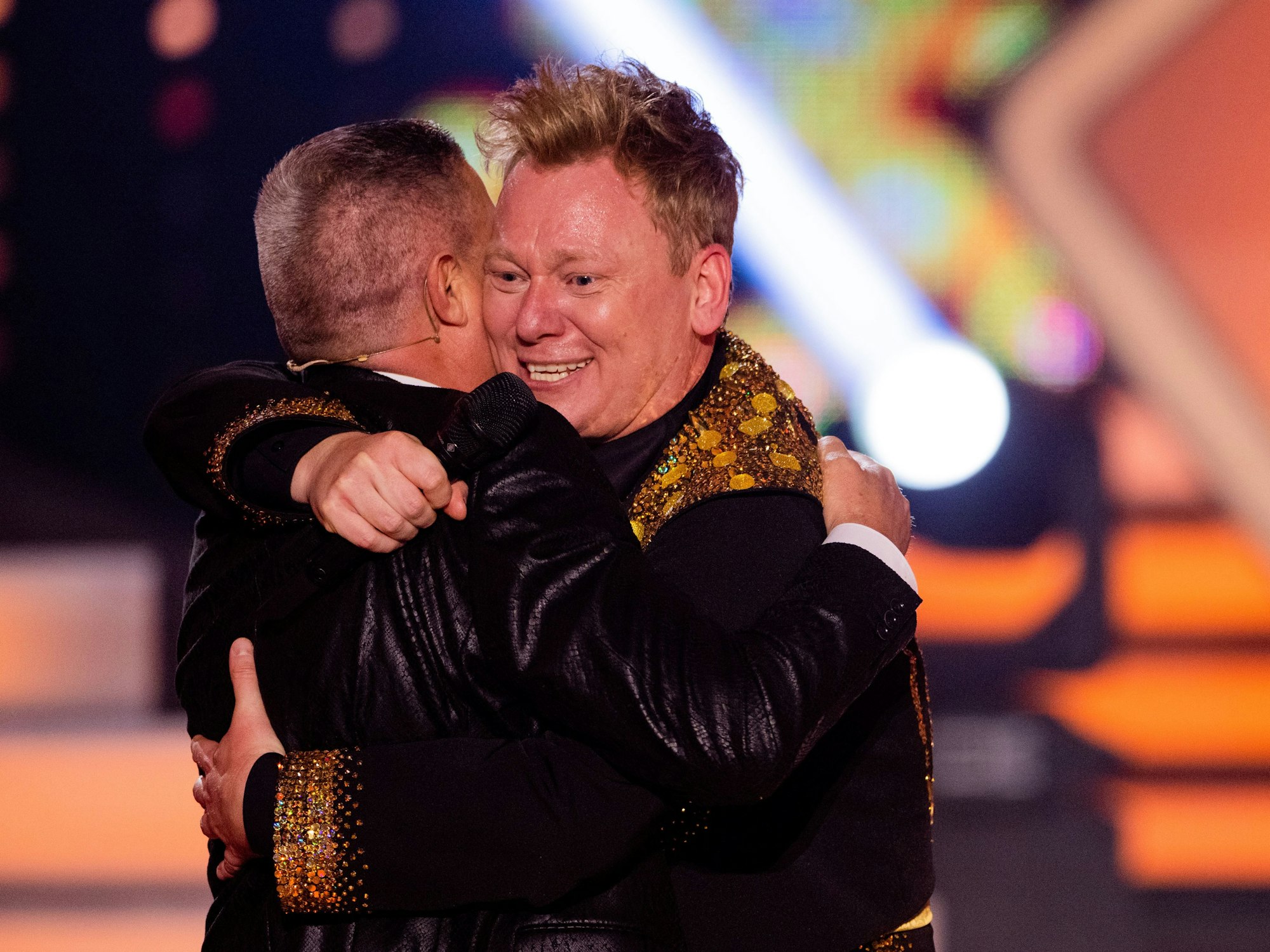 „Knossi“ umarmt Joachim Llambi.