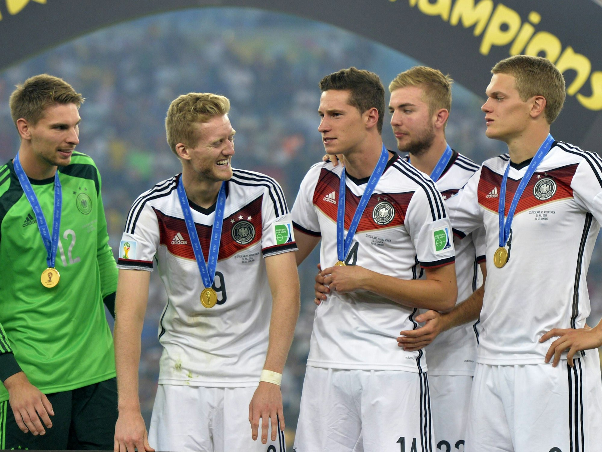 Die deutschen Weltmeister Ron-Robert Zieler (v.r.), André Schürrle, Julian Draxler, Christoph Kramer und Matthias Ginter haben Gold-Medaillen um den Hals hängen.