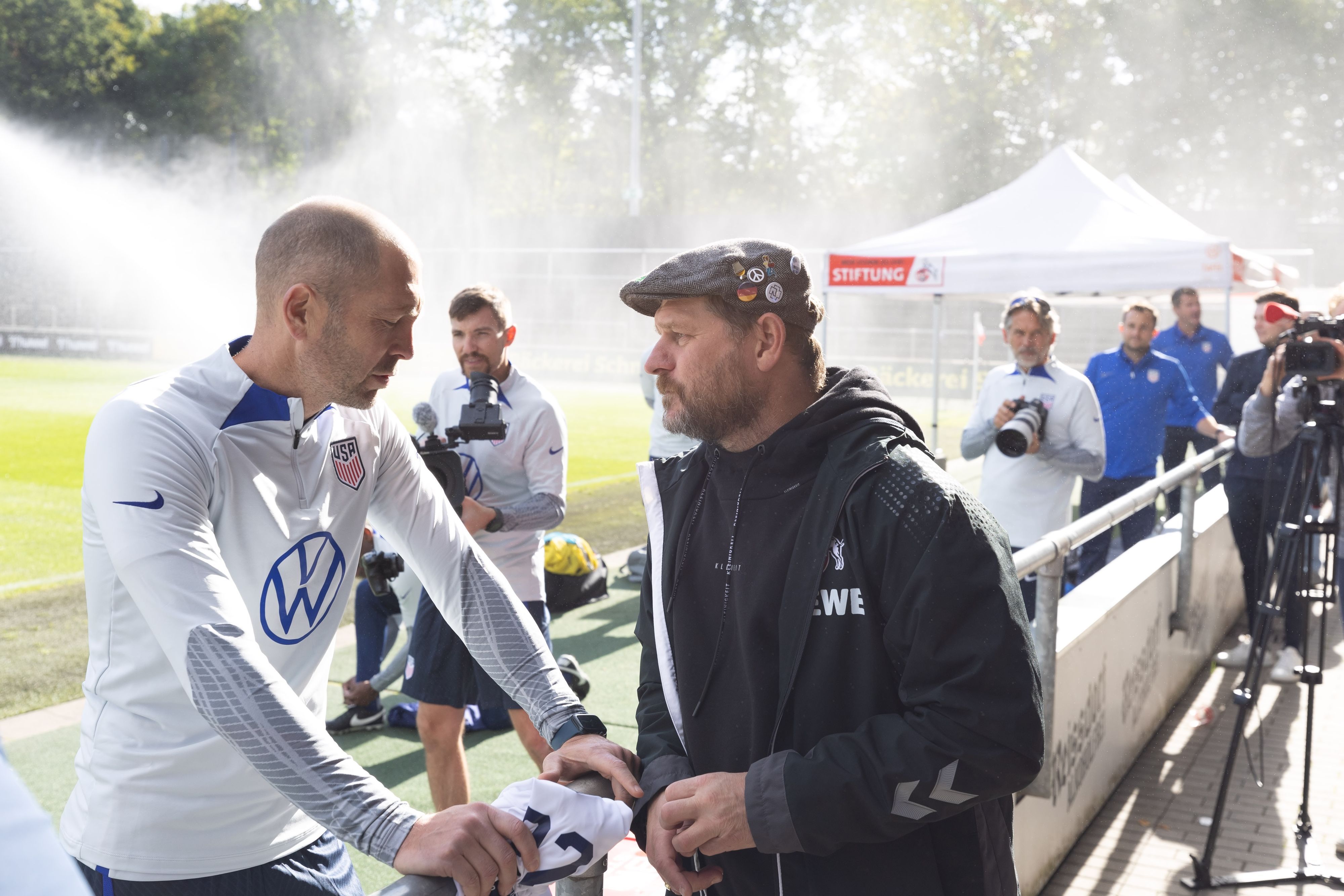 Gregg Berhalter und Steffen Baumgart unterhalten sich.