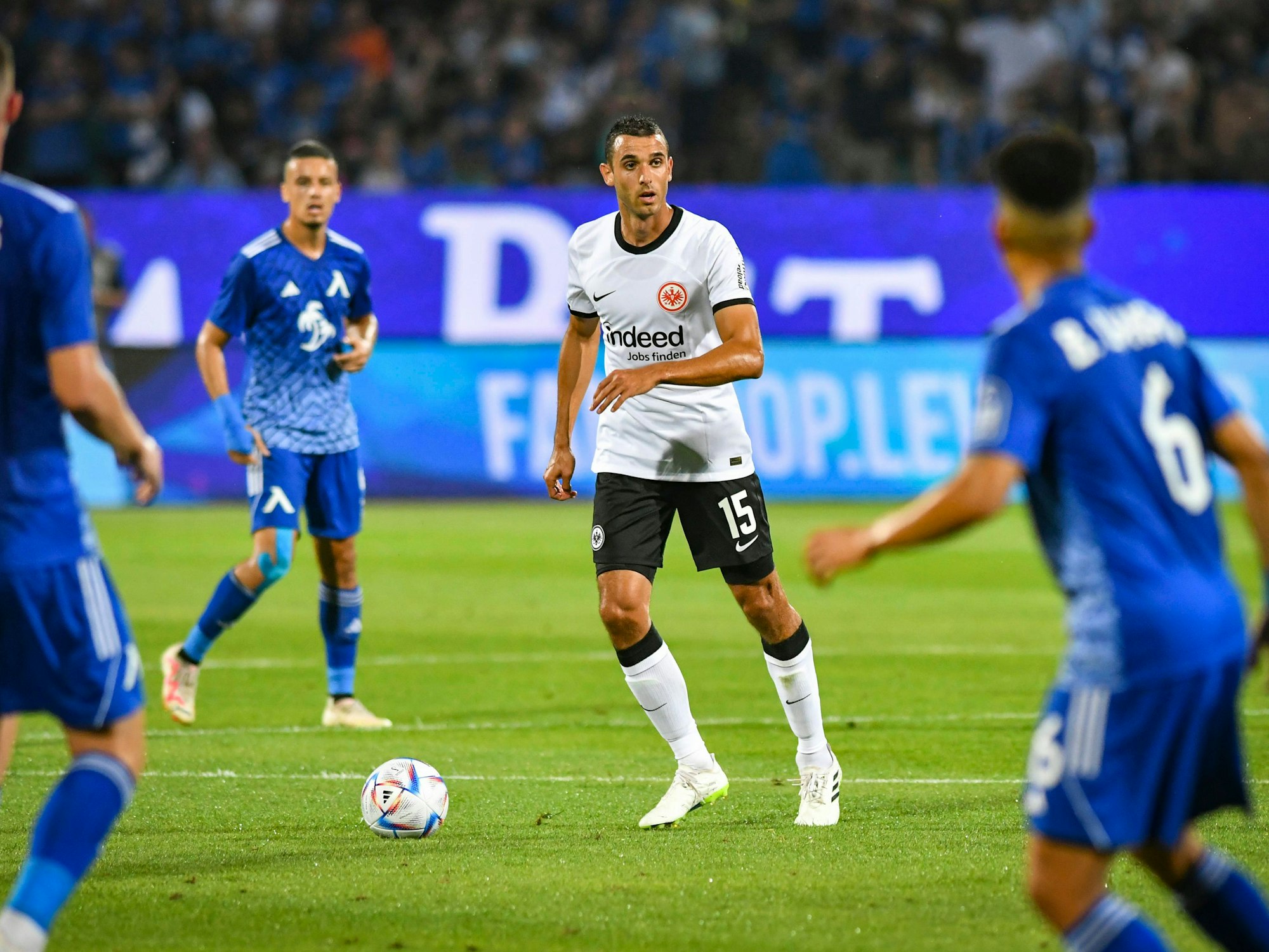 Frankfurts Elyess Skhiri hat den Ball am Fuß. Um ihn positionieren sich die Spieler von Levski Sofia.