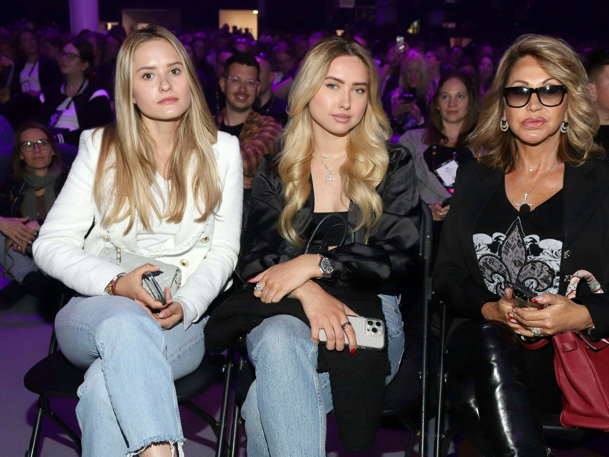 Davina Geiss (l.), Shania Geiss (m.) und Carmen Geiss (r.) beim OMR Festival am 9. Mai 2023 in den Messehallen.
