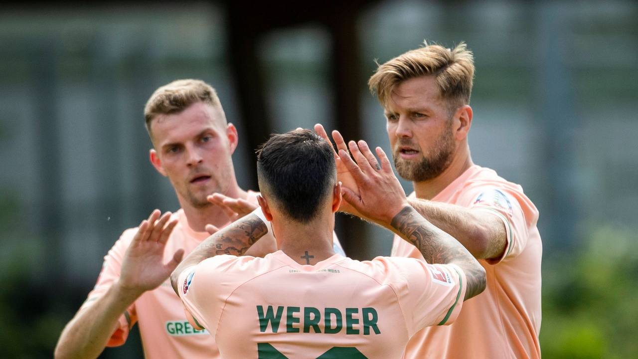Die Bremer Marvin Duksch, Leonardo Bittencourt und Niclas Füllkrug bejubeln einen Treffer und schlagen miteinander ein.