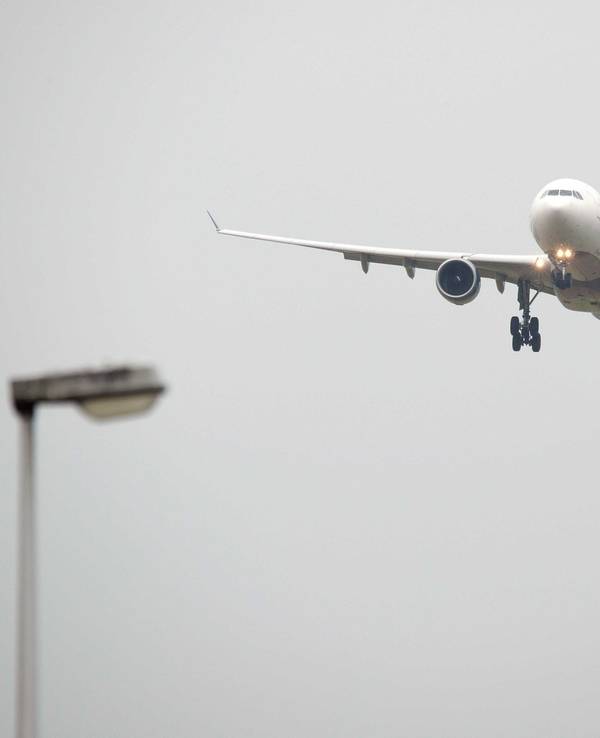 Ein Airbus A330-300 der US-Fluggesellschaft Delta Airlines befindet sich im Landeanflug auf den Flughafen Schiphol in Amsterdam, Niederlande, 7. August 2013.