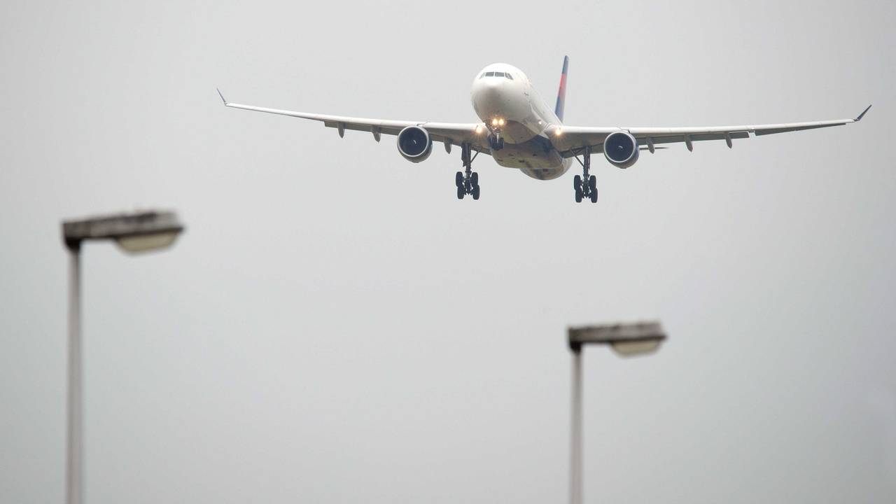 Ein Airbus A330-300 der US-Fluggesellschaft Delta Airlines befindet sich im Landeanflug auf den Flughafen Schiphol in Amsterdam, Niederlande, 7. August 2013.