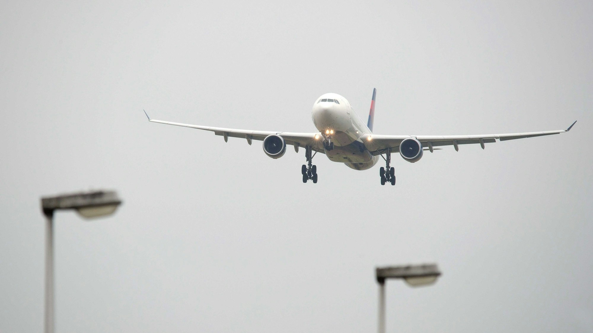 Ein Airbus A330-300 der US-Fluggesellschaft Delta Airlines befindet sich im Landeanflug auf den Flughafen Schiphol in Amsterdam, Niederlande, am 7. August 2013.