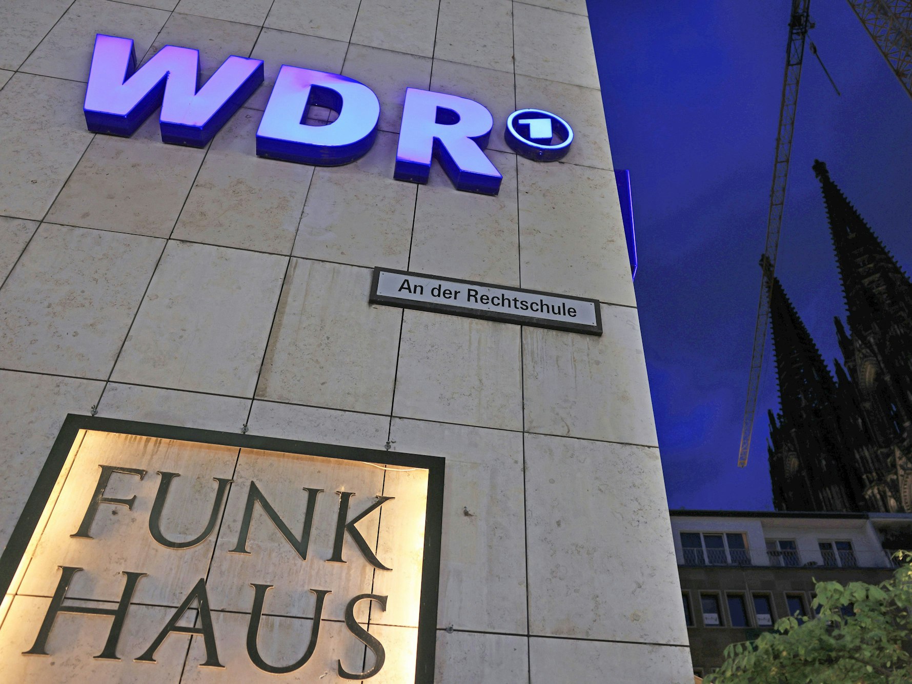 Ein Logo des WDR (Westdeutscher Rundfunk) hängt am Funkhaus Wallrafplatz.