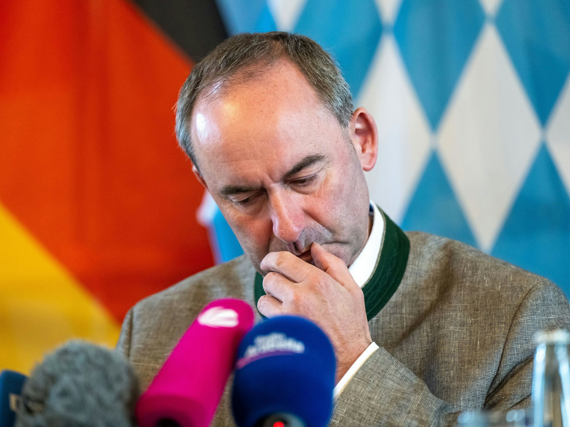 Hubert Aiwanger (Freie Wähler), Staatsminister für Wirtschaft, Landesentwicklung und Energie von Bayern, spricht am Donnerstag (31. August) auf einer Pressekonferenz.