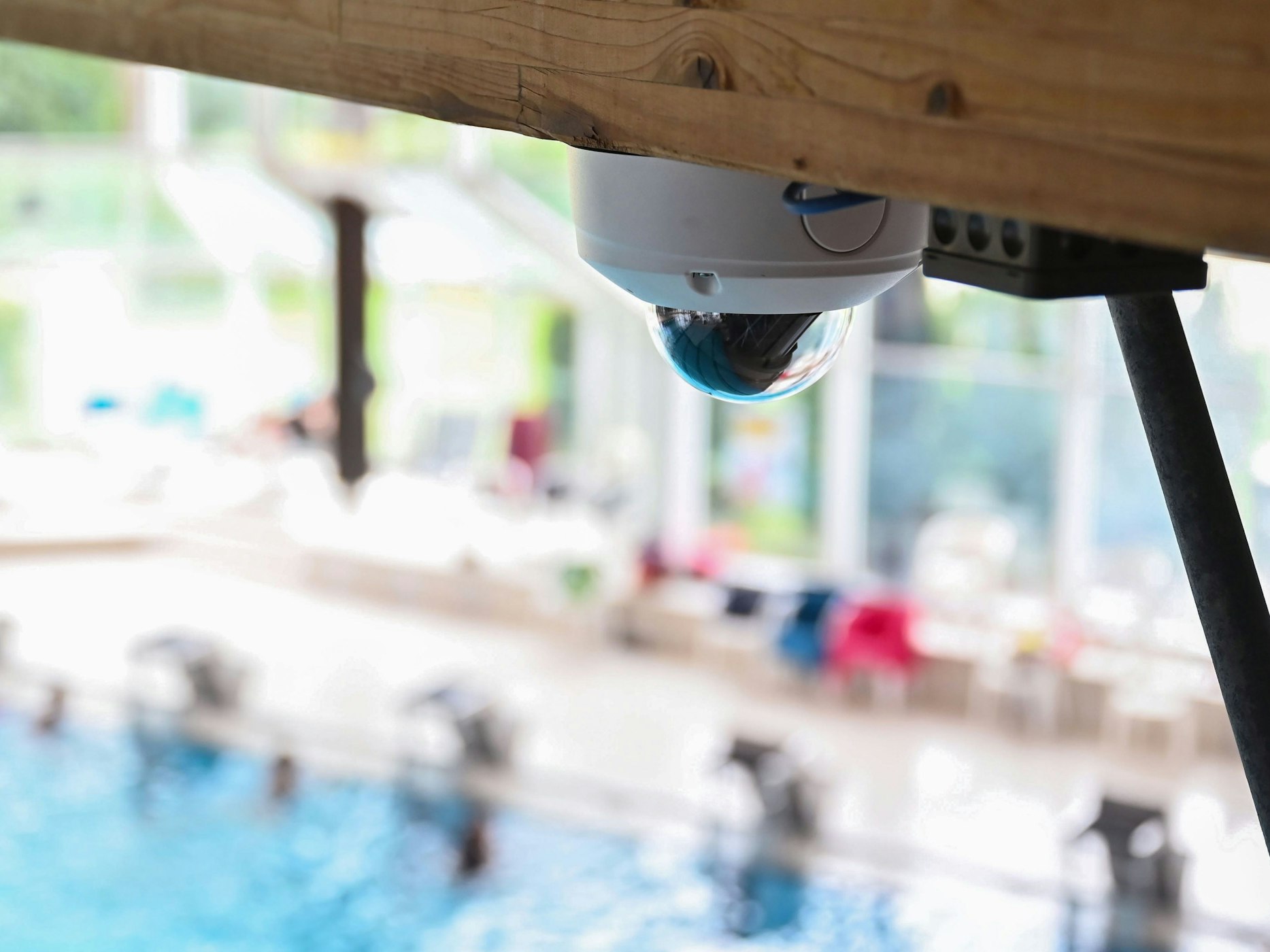 Im Panorama-Bad in Freudenstadt ist eine Videokamera angebracht. Mit dieser und weiteren Kameras soll es durch eine KI-gestützte Videoüberwachung mittels einer Smartwatch möglich sein, zu erkennen, wenn beispielsweise ein Becken überfüllt ist, ein Kind ohne Schwimmflügel sich dem Beckenrand nähert oder ein Körper 20 Sekunden unter Wasser ist.