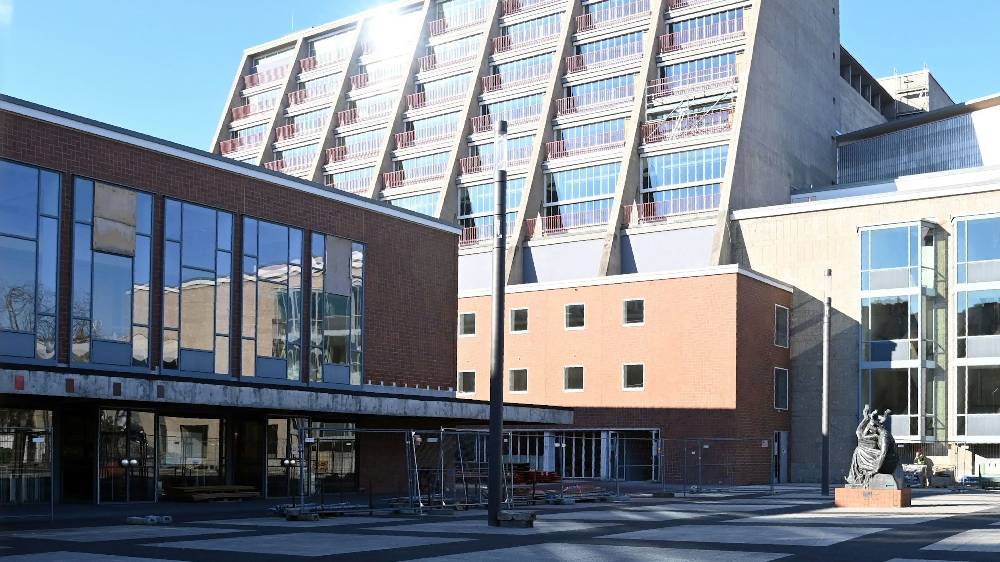 Der kleine Offenbach Platz soll Dirk-Bach-Platz heißen.
Der Platz ist komplett eingezäunt wegen einer Baustelle.