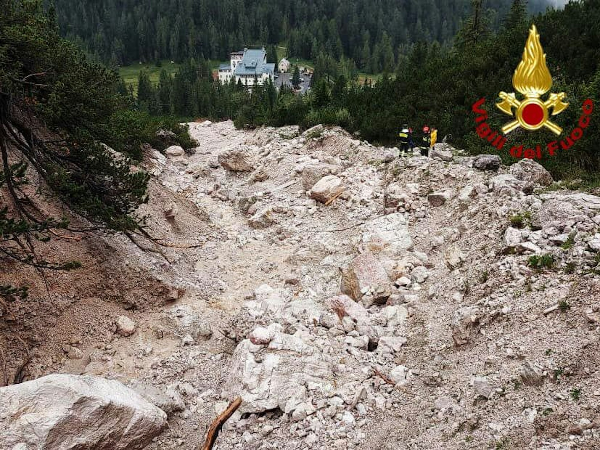 Eine riesige Felslawine bedroht mehrere Ferienunterkünfte in Cortina d'Ampezzo (Italien).