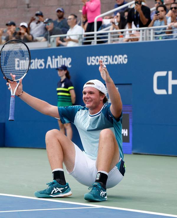 Dominic Stricker geht nach seinem Sieg gegen Stefanos Tsitsipas bei den US Open zu Boden.
