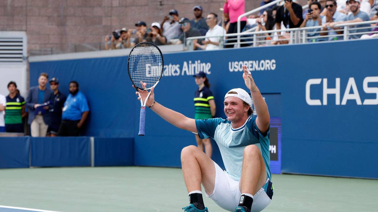 Dominic Stricker geht nach seinem Sieg gegen Stefanos Tsitsipas bei den US Open zu Boden.