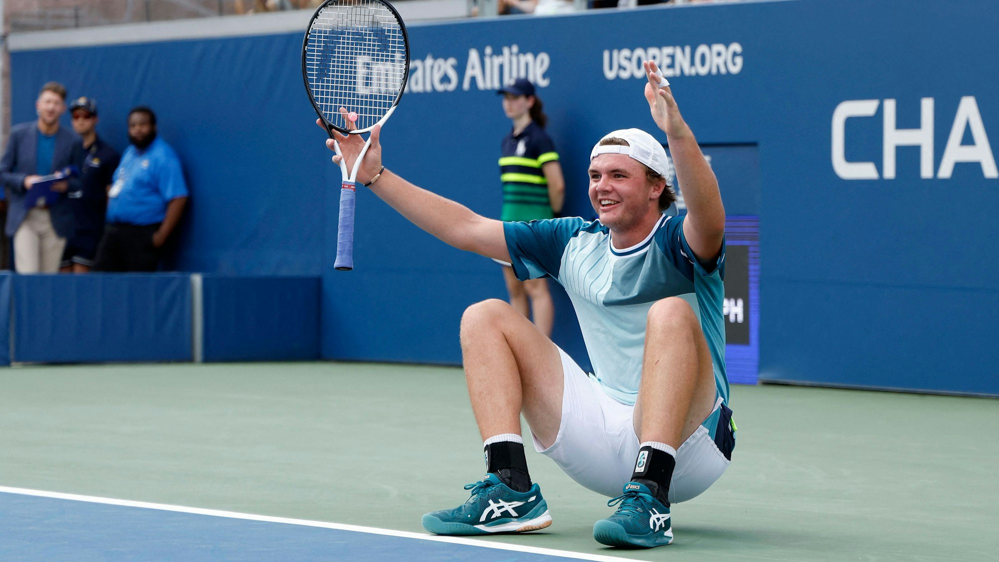 Dominic Stricker geht nach seinem Sieg gegen Stefanos Tsitsipas bei den US Open zu Boden.