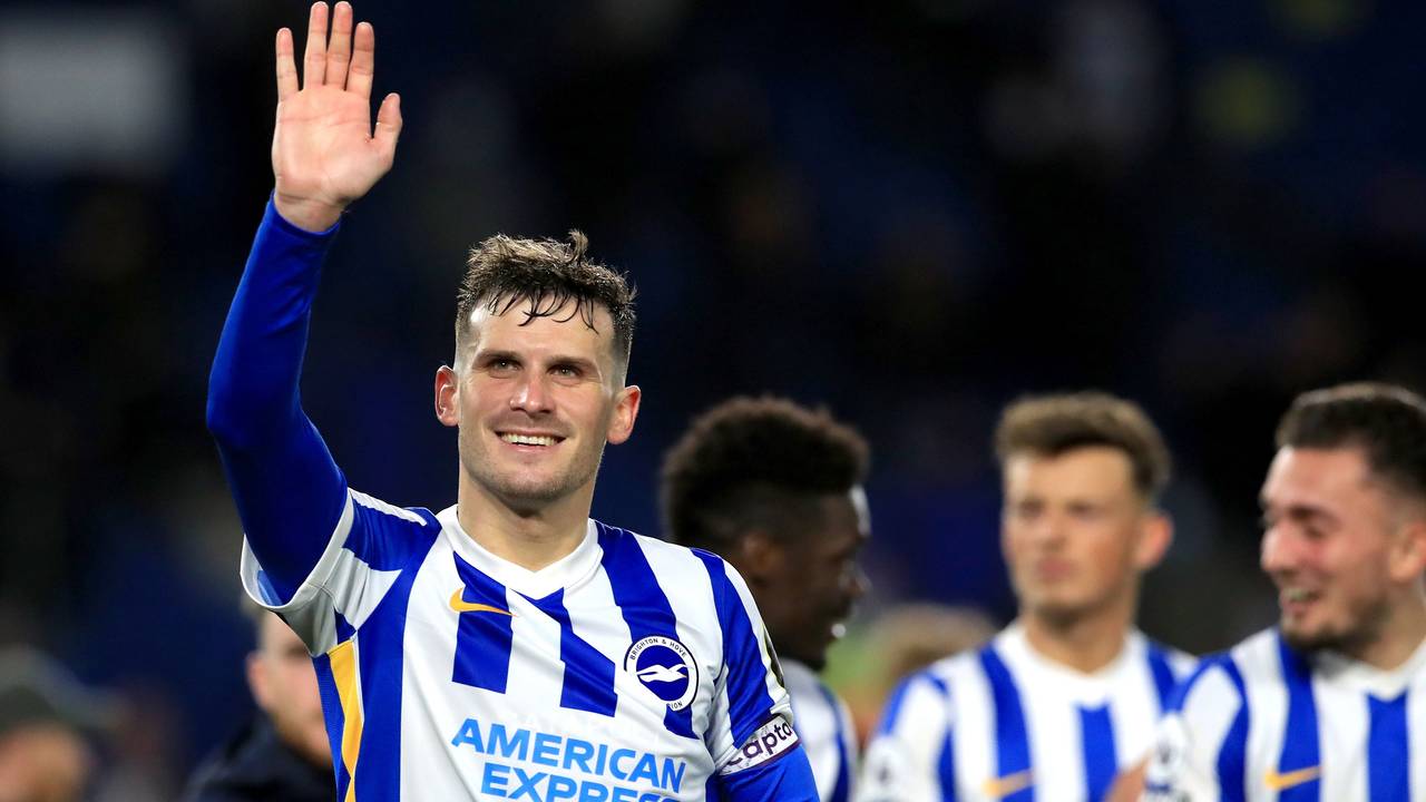 Brightons Pascal Groß applaudiert nach dem Spiel.