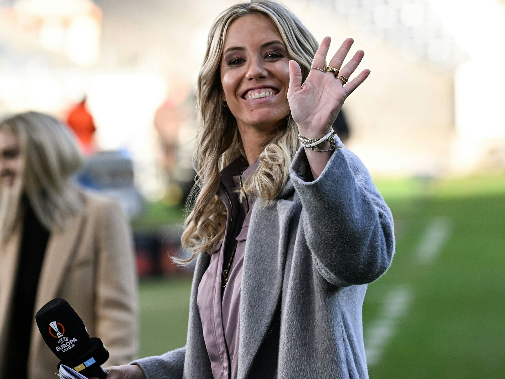 RTL Moderatorin Laura Papendick winkt in die Kamera.