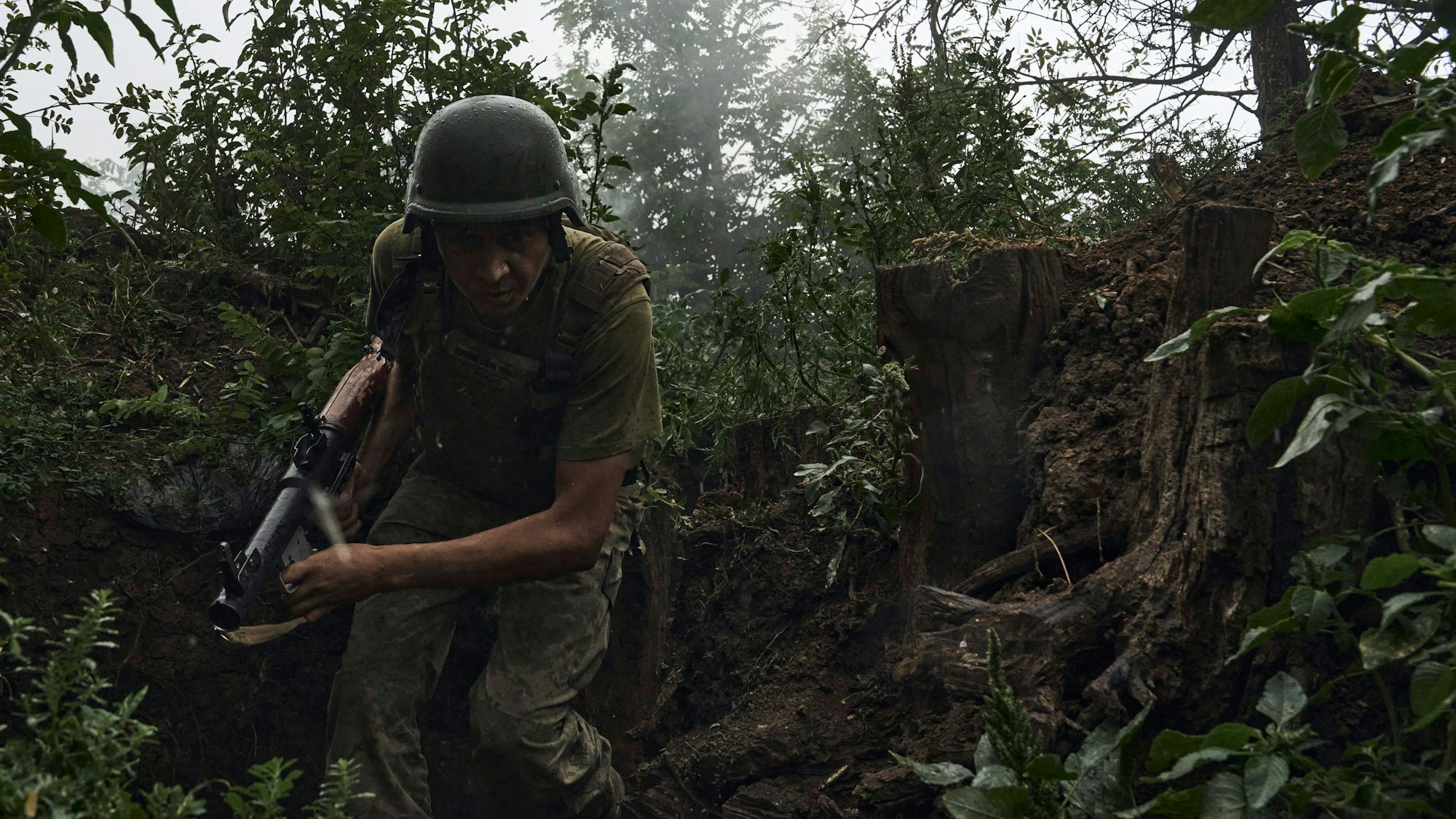 Ukrainische Einheiten schaffen es hinter die russische „Surowikin-Linie“. Unser Foto zeigt Soldaten in einem Schützengraben nahe der Front in Saporischschja.