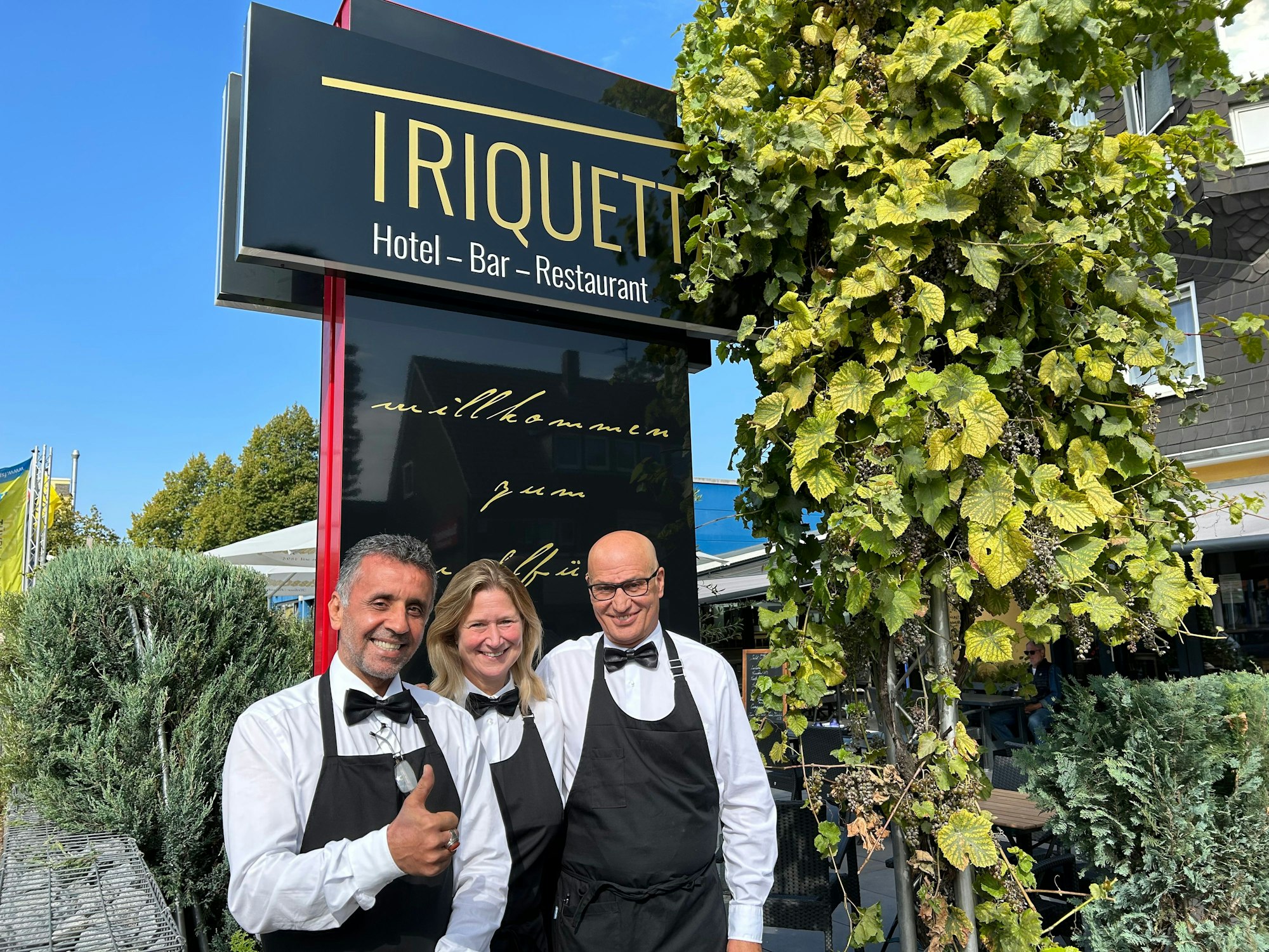 Meran Hoveida, Susanne Klein und Fethi Mostafa (v.l.) vor dem Triquetta in Köln-Weiden