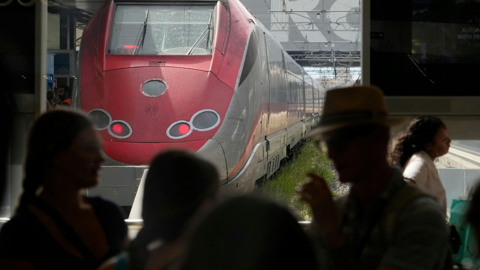 Fahrgäste warten während eines landesweiten Bahnstreiks im Hauptbahnhof von Rom auf ihre Züge.