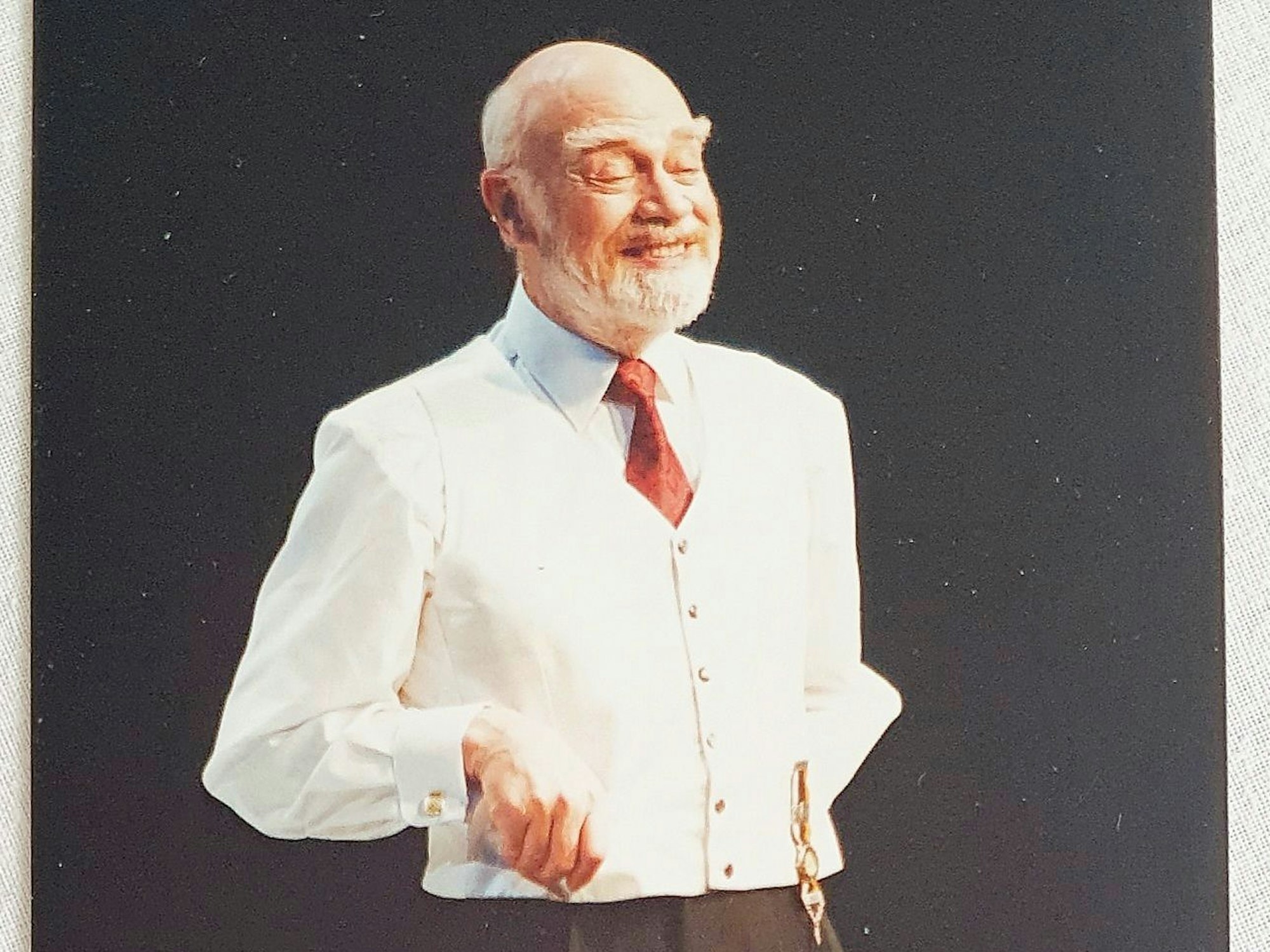 Hans Schulze posiert auf einem Foto.