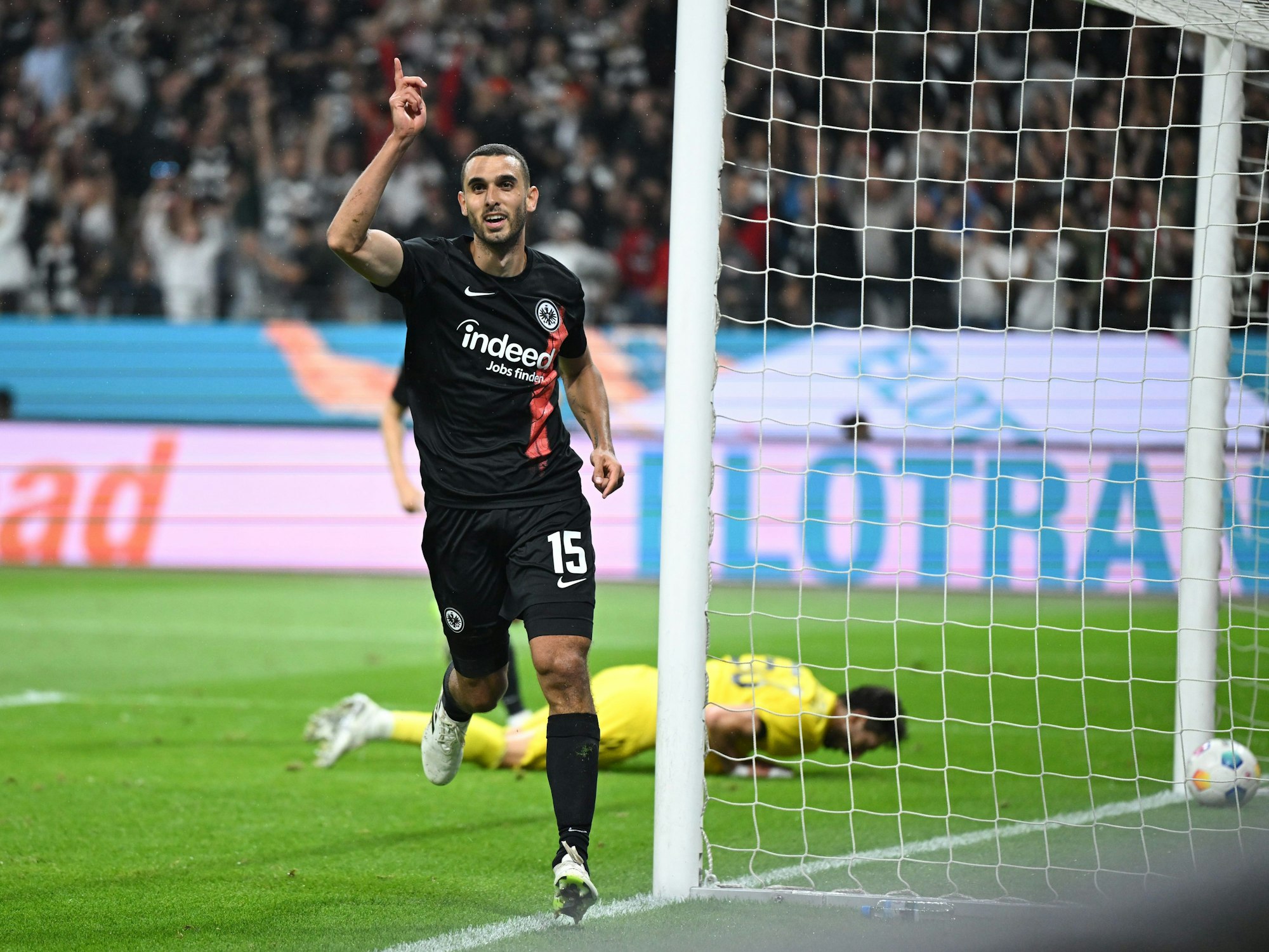 Frankfurts Ellyes Skhiri jubelt nach seinem Tor zum 2:0 gegen Sofia.