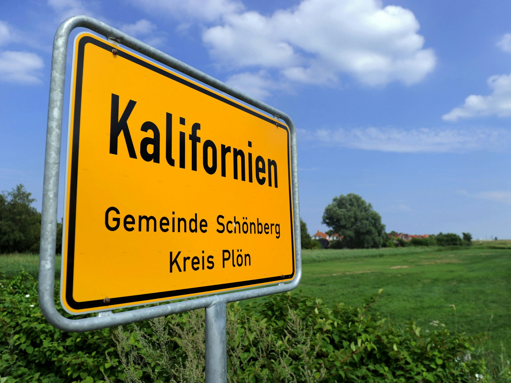 Das Ortschild von Kalifornien (Kreis Plön),
