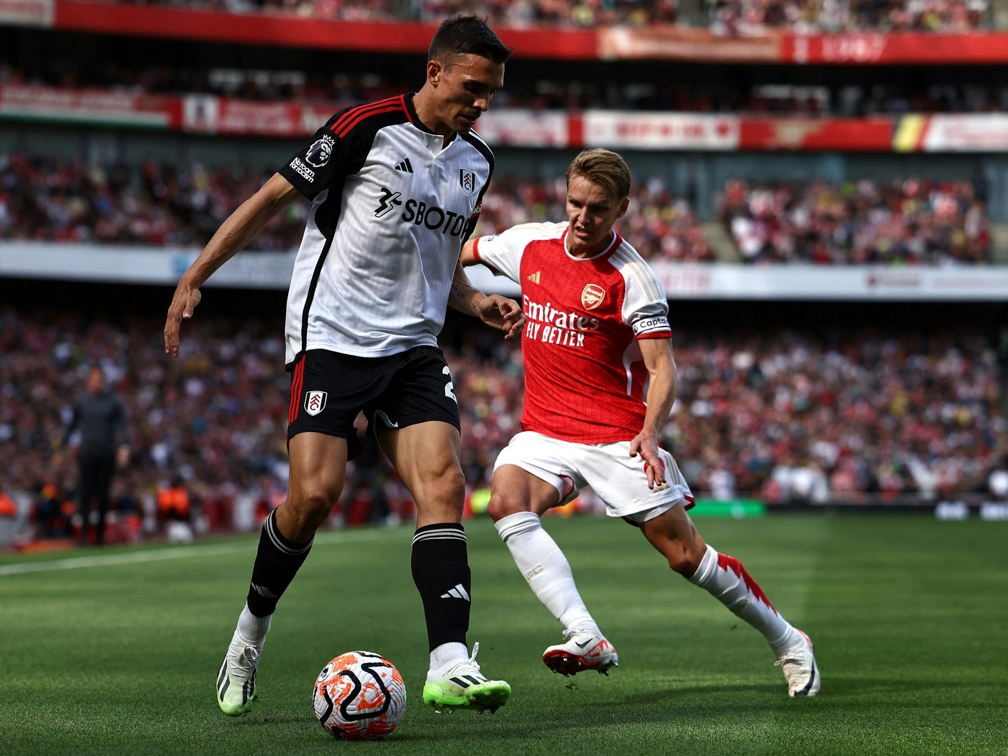 Palhinha behauptet den Ball gegen Martin Ödegaard.