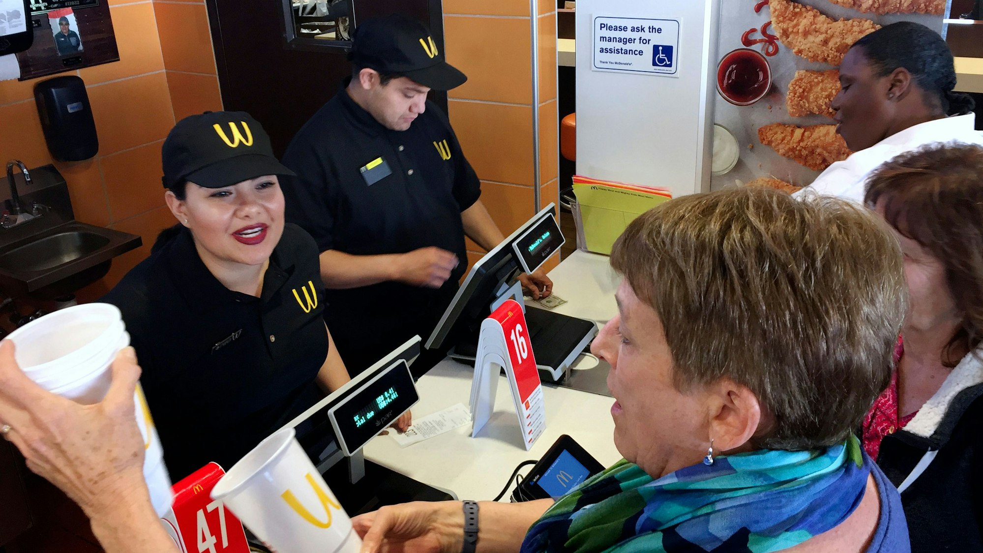 Mitarbeitende einer US-Filiale in Lynwood während des Frauentages (2018).