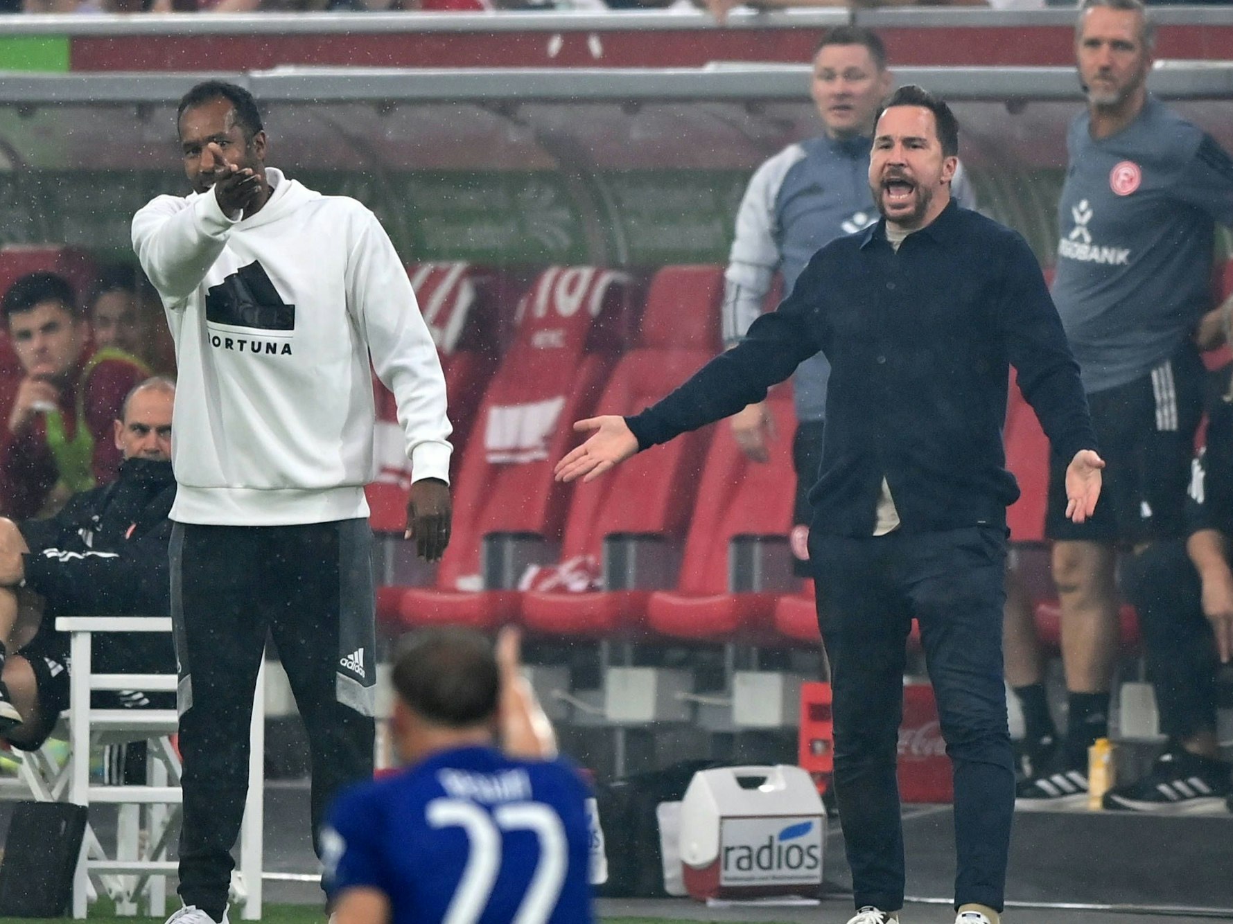 Fortuna-Trainer Daniel Thioune und Sportdirektor Christian Weber gestikulieren beim Spiel gegen Hertha BSC.