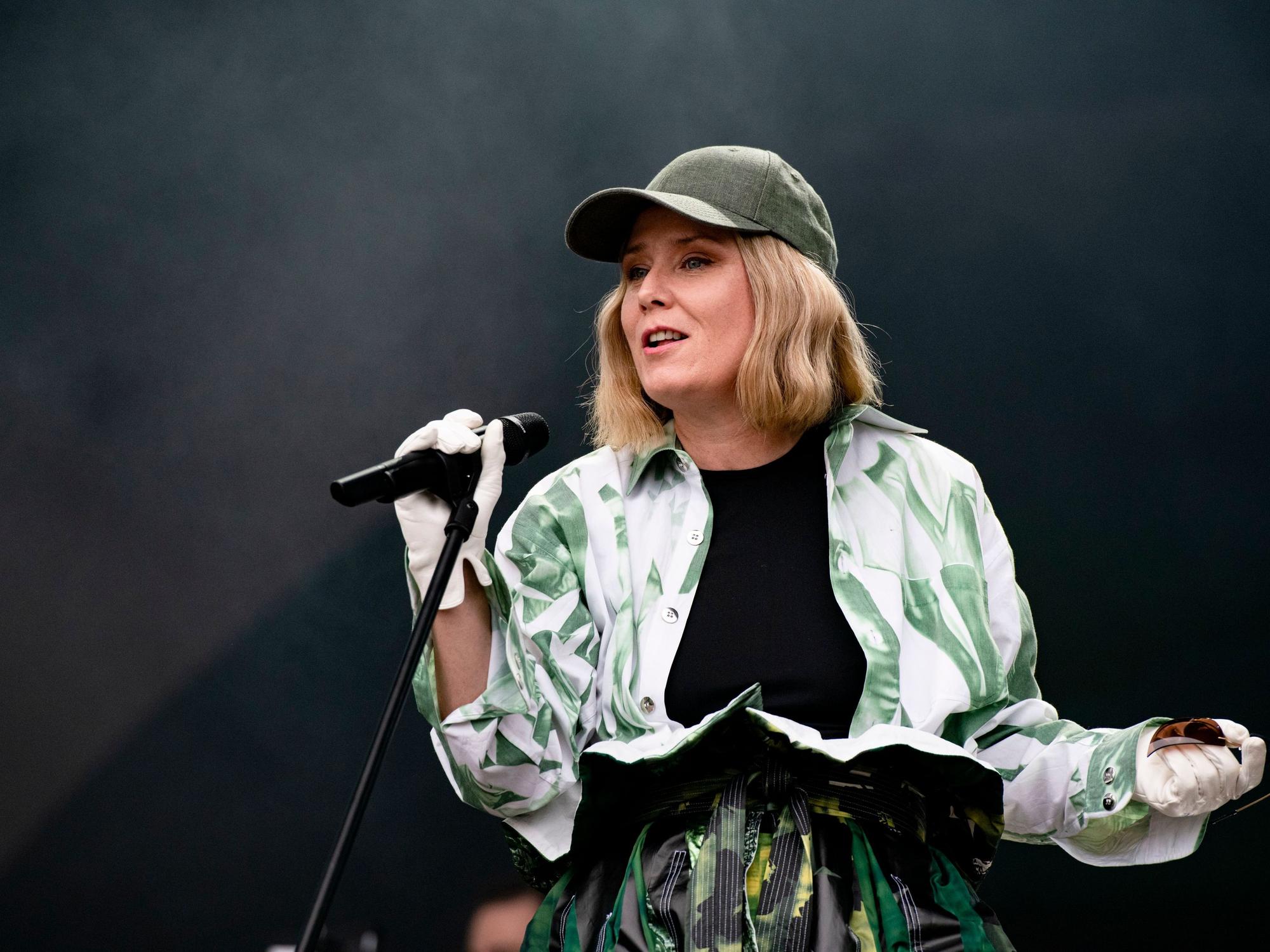 Róisín Marie Murphy steht auf der Bühne.