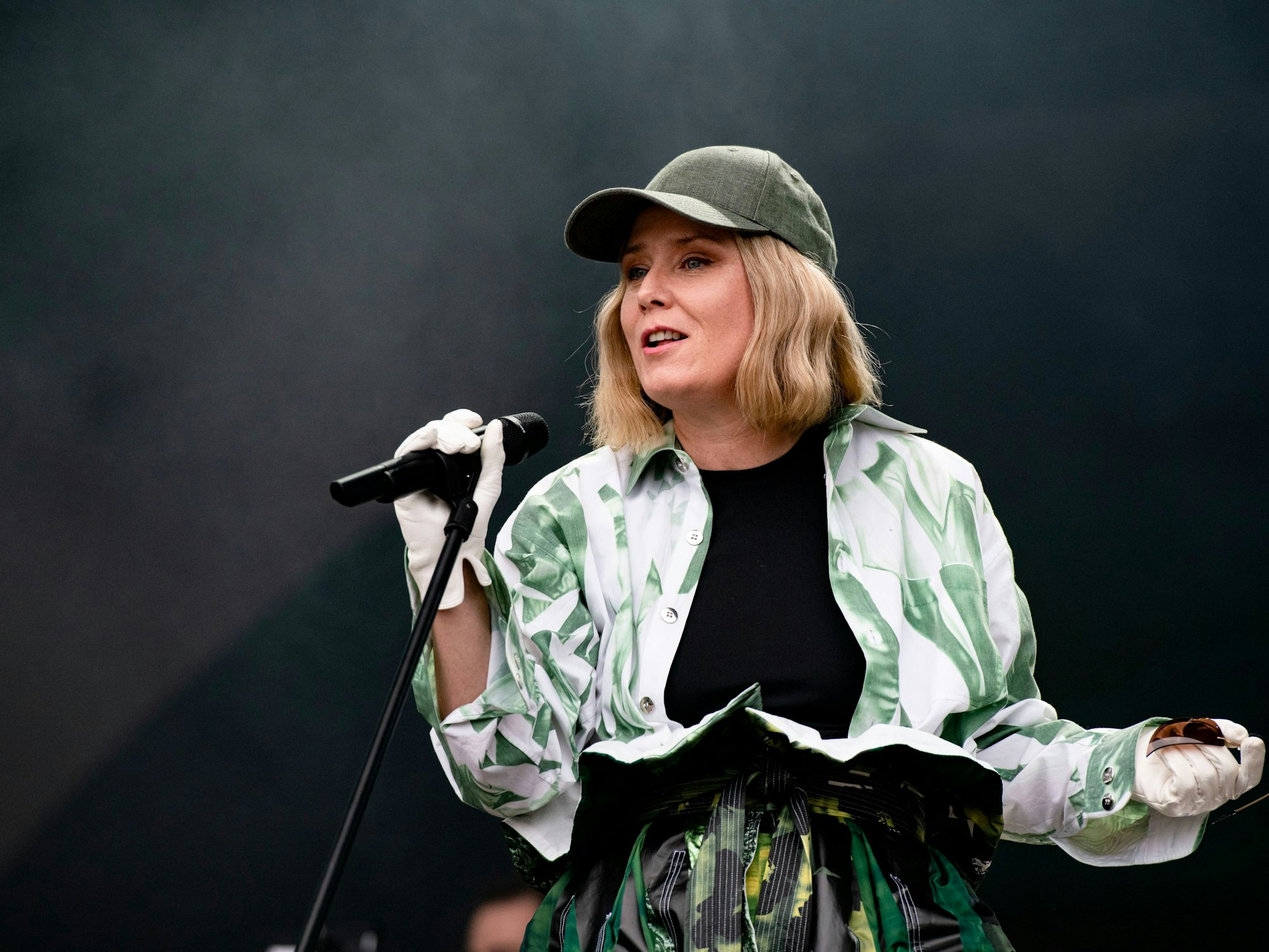 Róisín Marie Murphy steht auf der Bühne.