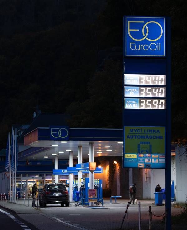 Ein Auto steht in unserem Symbolbild (2021) an einer Tankstelle an der deutsch-tschechischen Grenze. Tschechien hat die Bußgelder erhöht.