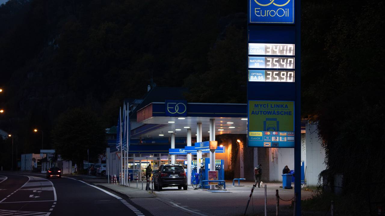 Ein Auto steht in unserem Symbolbild (2021) an einer Tankstelle an der deutsch-tschechischen Grenze. Tschechien hat die Bußgelder erhöht.