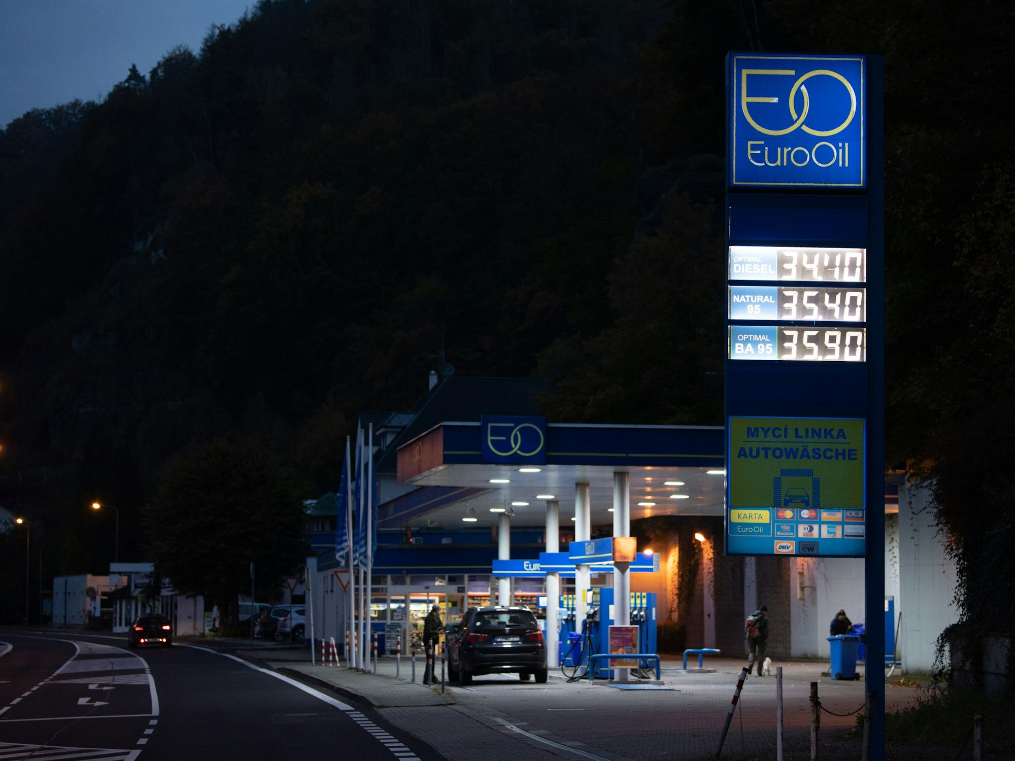 Ein Auto steht in unserem Symbolbild (2021) an einer Tankstelle an der deutsch-tschechischen Grenze. Tschechien hat die Bußgelder erhöht.