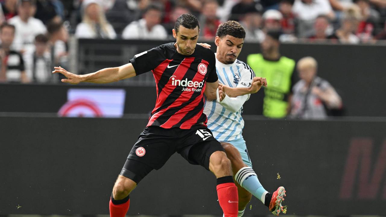 Frankfurts Ellyes Skhiri (l) und Nottinghams Morgan Gibbs-White kämpfen um den Ball.