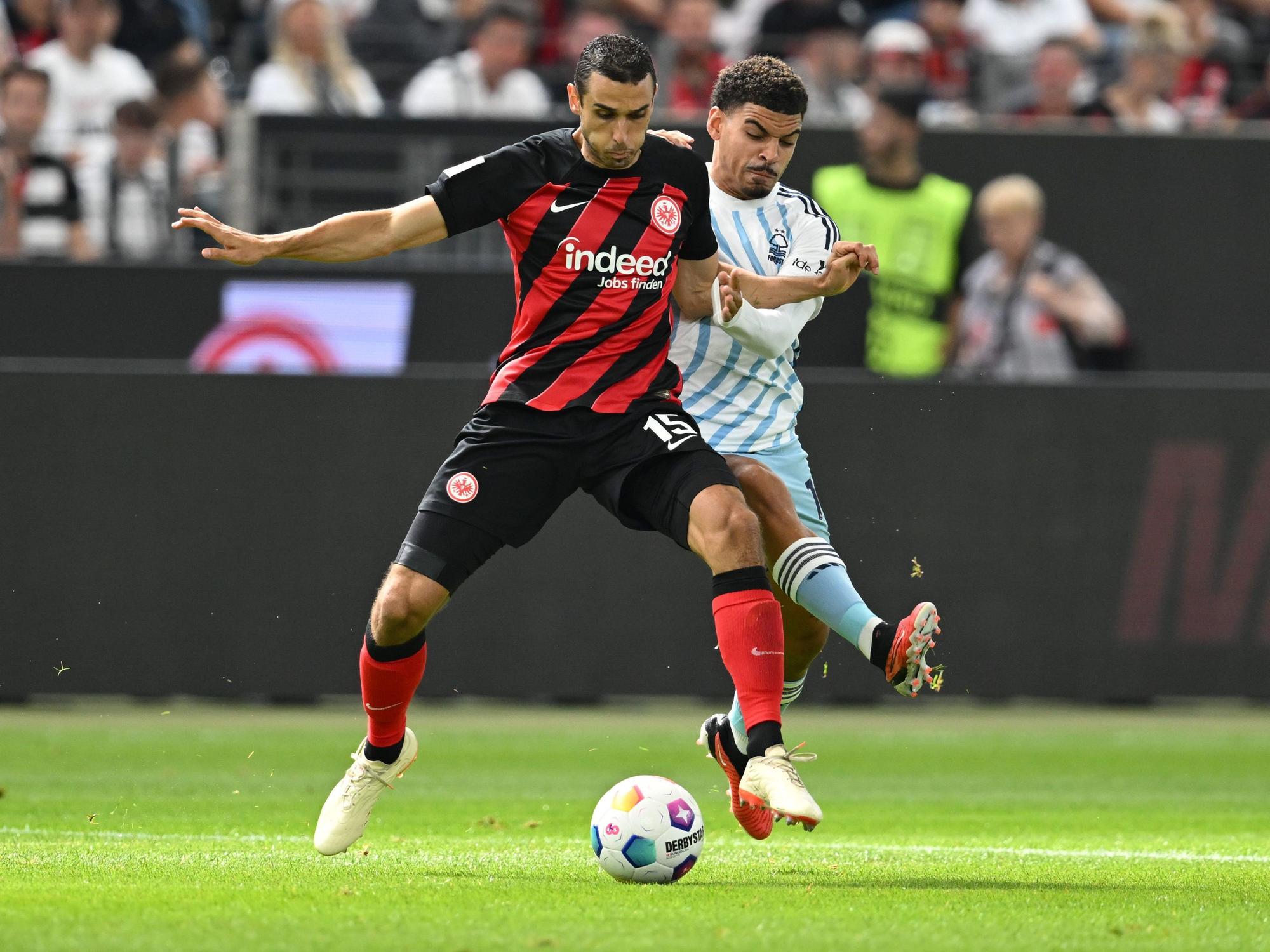 Frankfurts Ellyes Skhiri (l) und Nottinghams Morgan Gibbs-White kämpfen um den Ball.