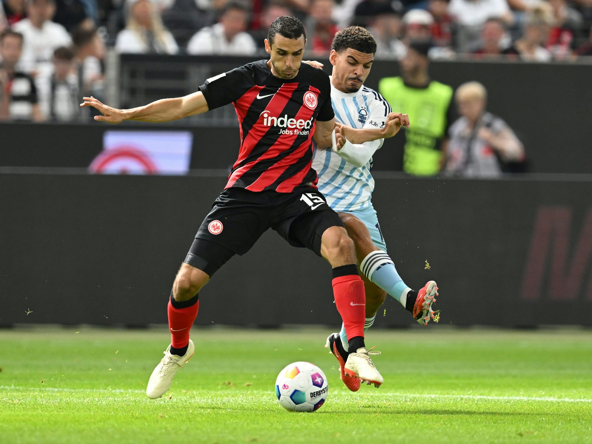 Frankfurts Ellyes Skhiri (l) und Nottinghams Morgan Gibbs-White kämpfen um den Ball.