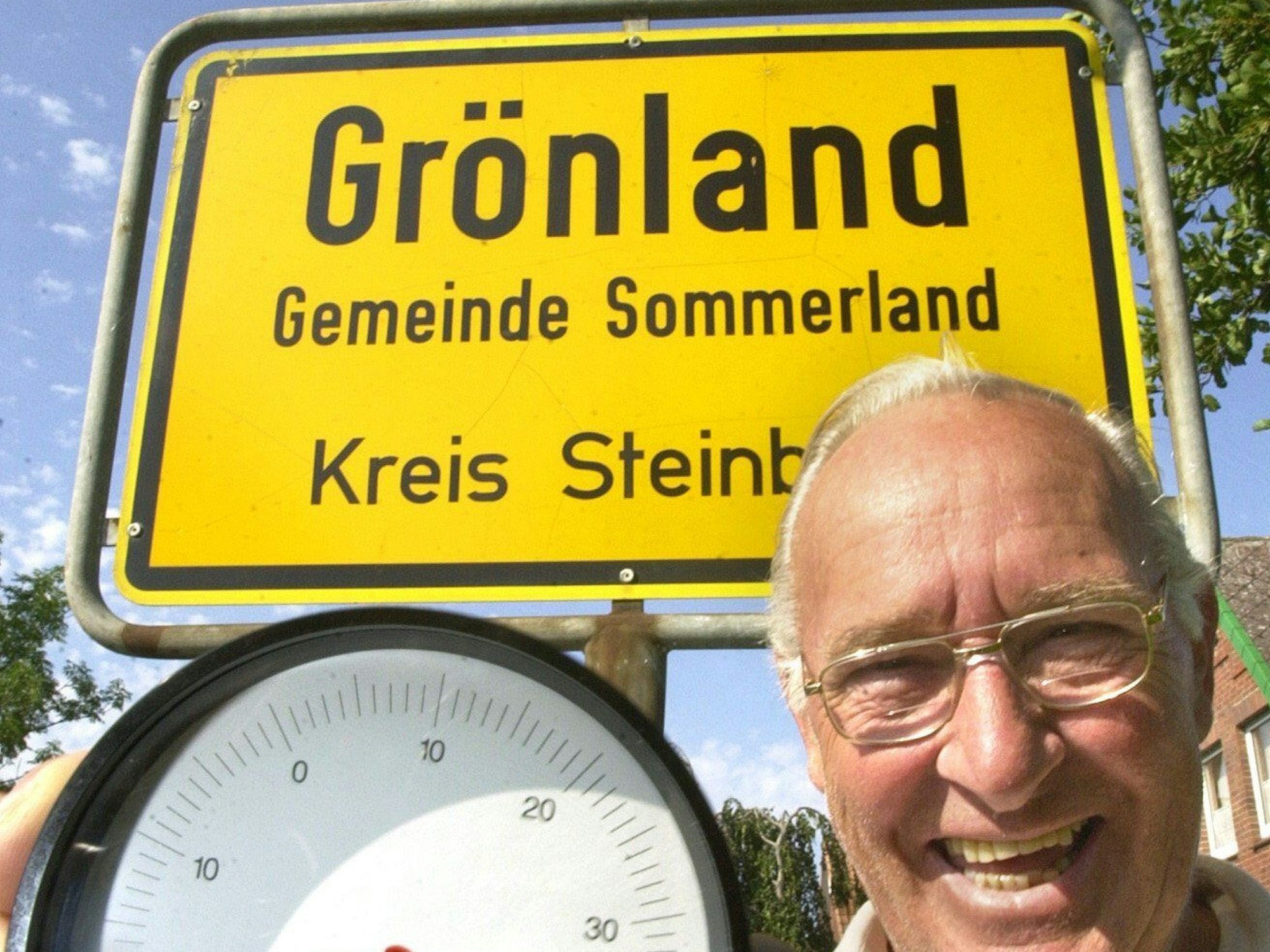 Kein Problem mit Temperaturen über 30 Grad Celsius am 7. August 2003 hat Thies Flick aus Grönland in der schleswig-holsteinischen Gemeinde Sommerland.