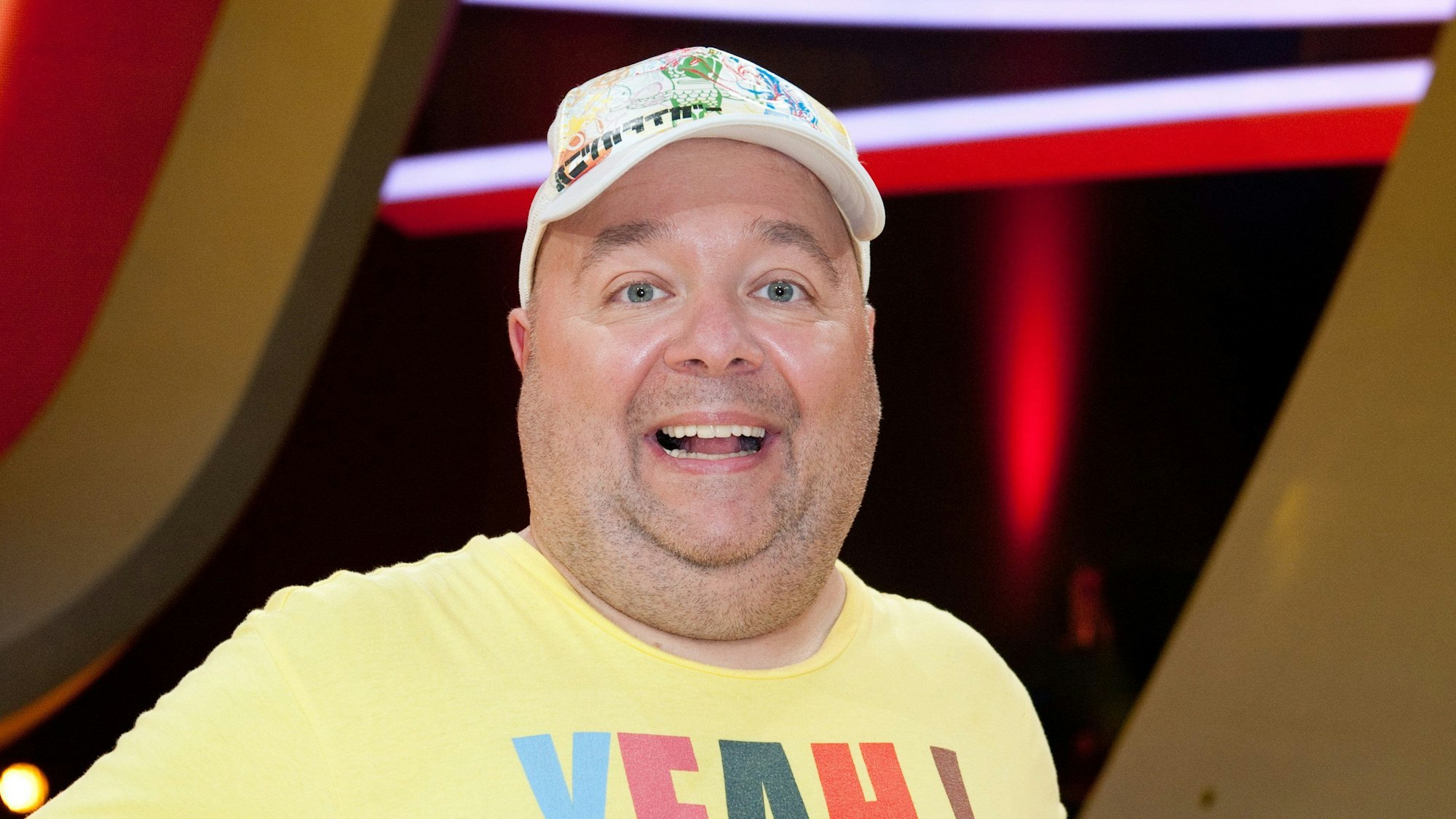 Der Kölner Entertainer Dirk Bach lacht in die Kamera.