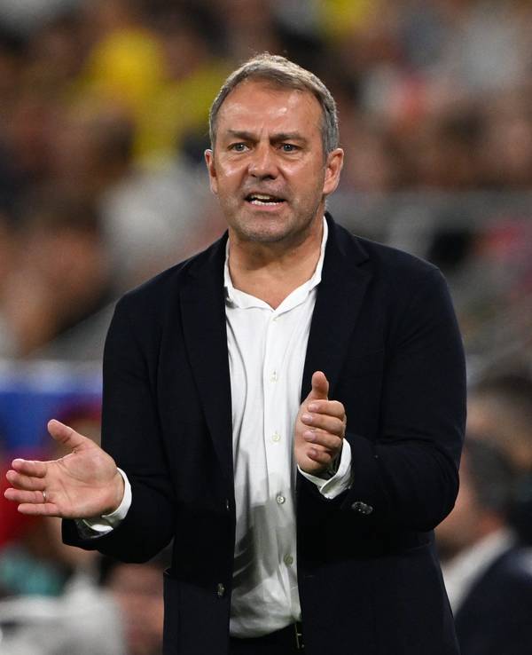Hansi Flick feuert seine Mannschaft an.