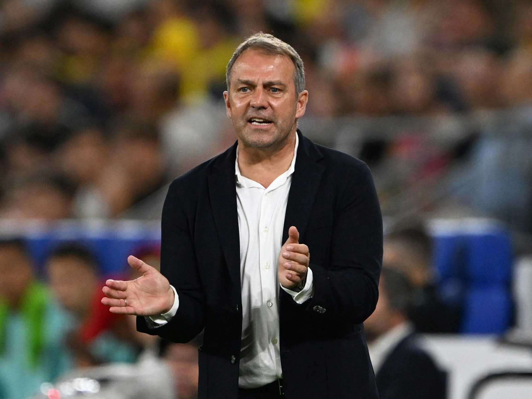 Hansi Flick feuert seine Mannschaft an.