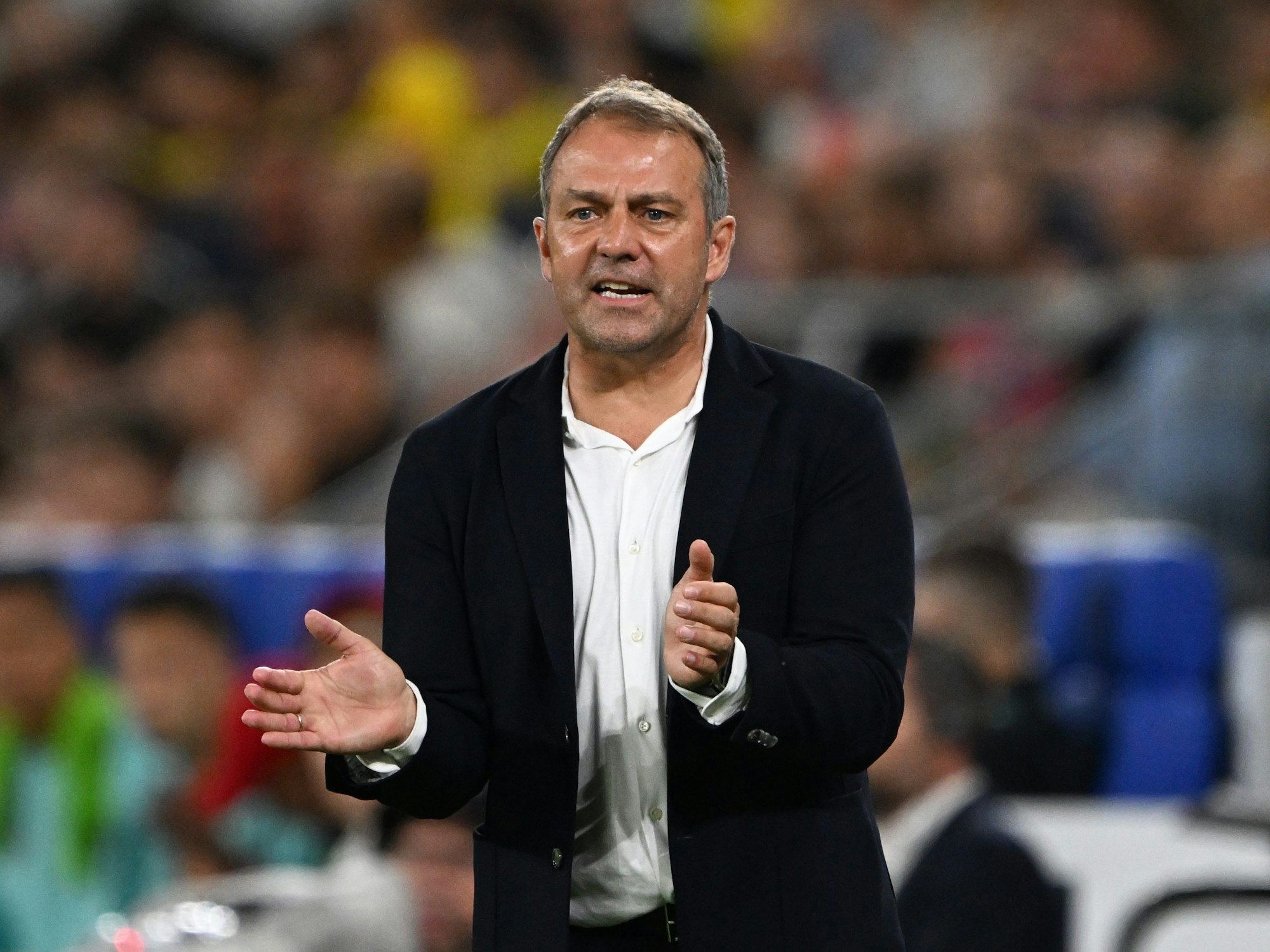 Hansi Flick feuert seine Mannschaft an.