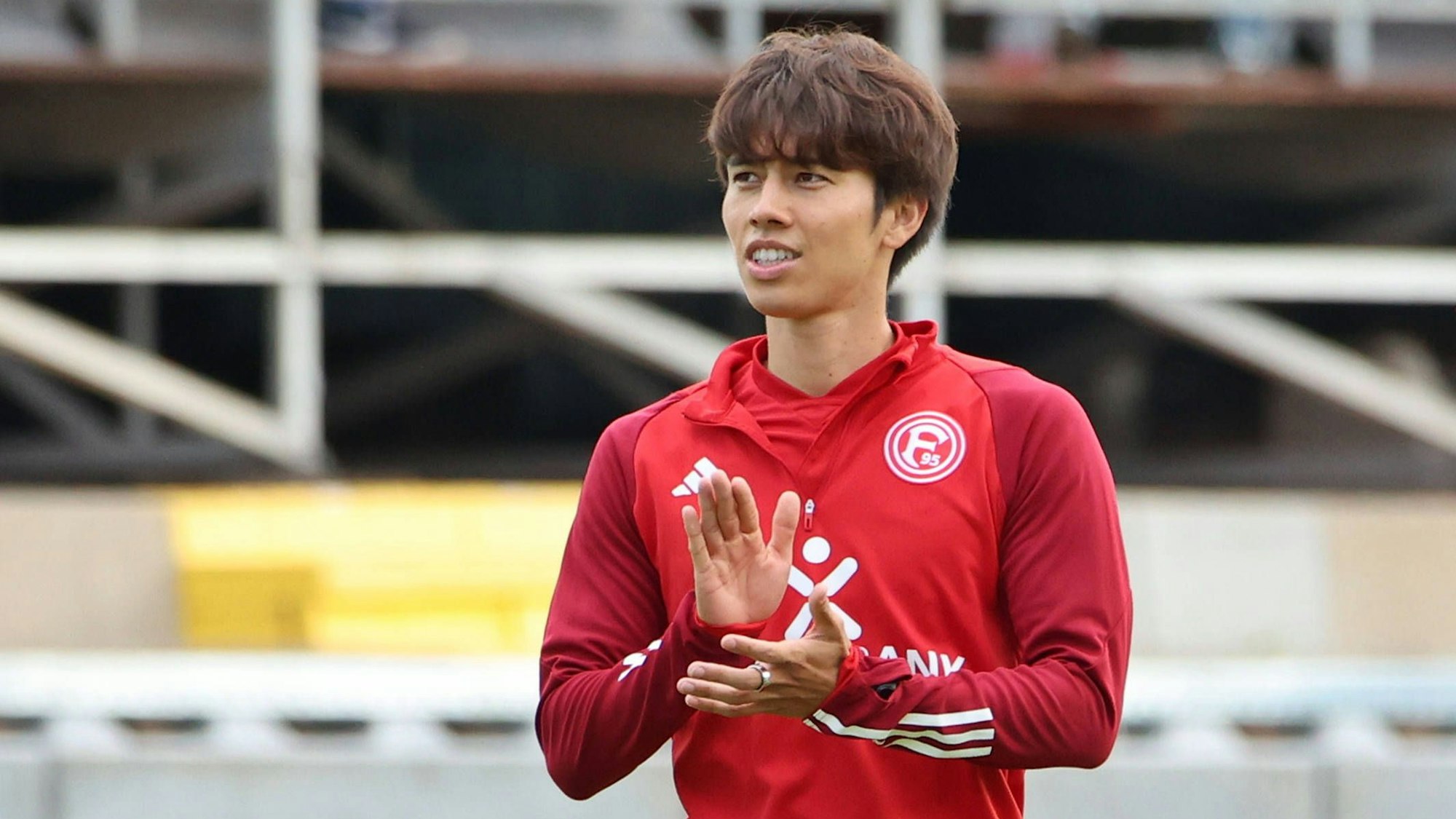 Ao Tanaka steht vor dem Spiel von Fortuna Düsseldorf bei der SV Elversberg auf dem Platz.