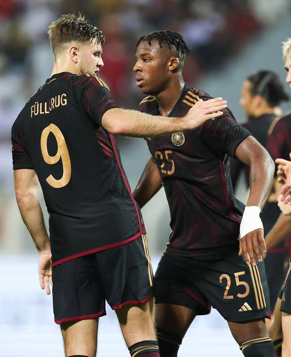 Deutschlands Niclas Füllkrug (l) jubelt nach seinem Tor mit Armel Bella-Kotchap (4vr), Nico Schlotterbeck (3vr) und Kai Havertz (2vr).